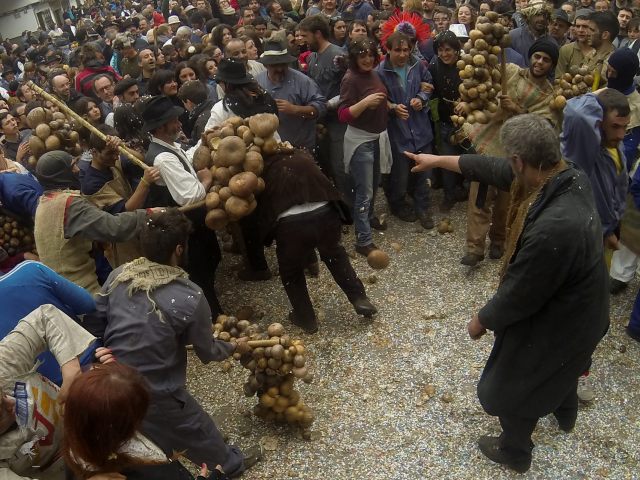 Calabaceros golpeando a los oferendes.