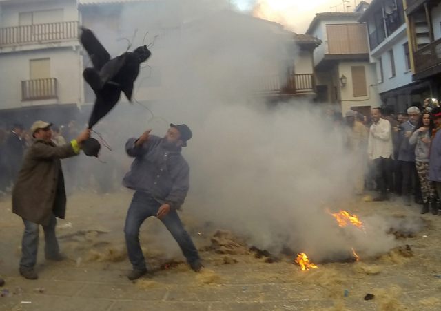 Quema en la hoguera del Peropalo