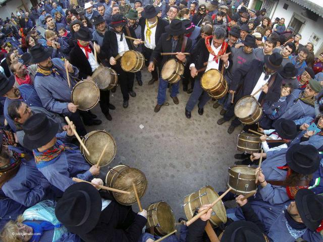 Reunion de tambores en la plaza de Villanueva de la Vera